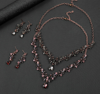 Ensemble de bijoux vintage européens et américains Chaîne de clavicule plaquée or avec collier de pierres précieuses en forme de feuille avec anneau en zircon