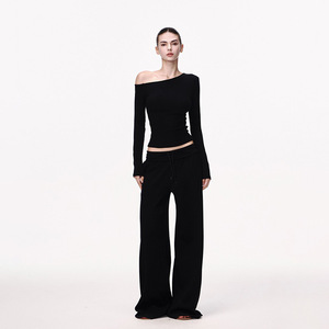 <span class=keywords><strong>Camiseta</strong></span> de <span class=keywords><strong>manga</strong></span> <span class=keywords><strong>larga</strong></span> asimétrica de viscosa negra suave y elástica para mujer, con <span class=keywords><strong>hombros</strong></span> descubiertos, corte ajustado y hombro inclinado, ideal para primavera. - Product Image 3