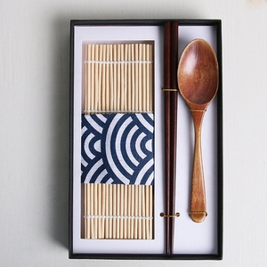 Kit de Sushi Personalizable Anji Newell, Bolsa con Palillos de Bambú, Juego de Regalo, Vajilla para Negocios, Eventos y Restaurantes - Product Image 1