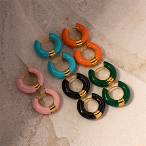 Boucles d'oreilles créoles populaires et mignonnes en or 18 carats avec émail - Product Image 2