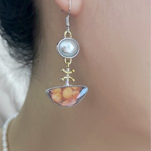 Orecchini Pendenti Asimmetrici con Pietra Verde e Perla, Gioielli Artistici Creativi alla Moda per Donne - Product Image 4