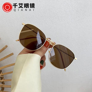 Lunettes de soleil Qianai, monture dorée, verres PC, protection UV400, design carré unisexe, lunettes de soleil tendance pour les activités de plein air - Product Image 2