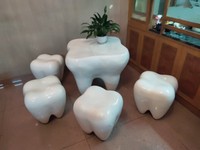 Ensemble de meubles pour salle d'attente, chaise en fibre de verre en forme de dent de dessin animé pour la décoration de clinique dentaire
