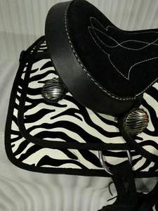 Selle Western Trail en cuir synthétique de qualité supérieure avec imprimé zèbre et conchos argentés, durable, élégante et d'un excellent rapport qualité-prix pour les chevaux - Product Image 5