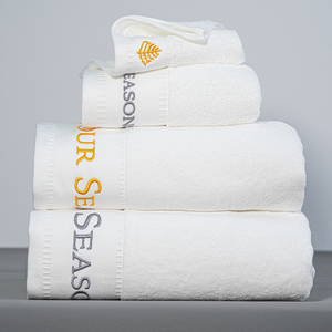 Bộ khăn tắm khách sạn cao cấp màu trắng, chất liệu 100% cotton Ai Cập, mềm mại và bền bỉ, kèm khăn mặt thêu tay. - Product Image 2