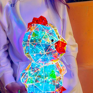 Lampe LED Iridescente Prismatique Écologique Faite à la Main, Alimentée par USB, Design Ferme Animale, Blanc Chaud, en Plastique, pour Poulailler (Poules, Coqs) - Product Image 2