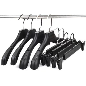 Cintres à vêtements noirs de luxe personnalisés à bas prix, <span class=keywords><strong>cintre</strong></span> pour sac de costume blanc, <span class=keywords><strong>cintre</strong></span> pour chemise, <span class=keywords><strong>cintre</strong></span> <span class=keywords><strong>en</strong></span> plastique antidérapant pour costume avec logo - Product Image 3