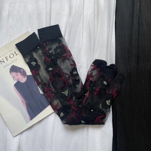 Chaussettes Tabi en maille brodée Rose Gothique Jingwen OEM Oeko Tex100 - Chaussettes transparentes à deux orteils motif floral vintage - Product Image 2