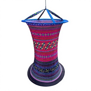 Fabricant vietnamien de lanternes en brocart faites à la main, OEM, lanterne suspendue en tissu personnalisée, lampe ethnique décorative pour la maison - Product Image 1