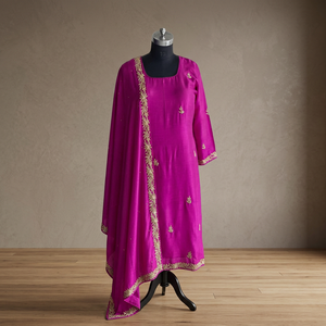 Ensemble Kurta et pantalon en soie satinée avec dupatta en organza de verre, brodé de Zardosi, Dabka et Resham, tenue de luxe - Product Image 2
