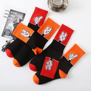 Chaussettes simples de dessin animé <span class=keywords><strong>Mickey</strong></span> à la mode pour les jeunes Chaussettes de sport de skateboard avec logo inférieur pour l'automne et le printemps - Product Image 2