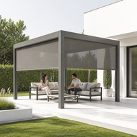 Pergola de balcon robuste et motorisée, style industriel nordique, élégante, résistante aux intempéries, avec toit à persiennes et finition antirouille