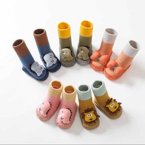 Nouvelles chaussettes-<span class=keywords><strong>chaussures</strong></span> pour bébé dinosaure, semelles souples, confortables, mi-mollet, en coton peigné, motif dessin animé mignon, antidérapantes, unisexe, pour nourrissons - Product Image 1