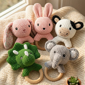Bambola a maglia e uncinetto con campanello, Elefante, Triceratopo, Pecorella, Coniglietto, Orsetto, in lana e cotone PP, peluche a pelo corto - Product Image 1