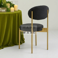 Chaises de mariage empilables d'extérieur en velours noir et métal doré pour banquets d'hôtel modernes