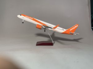 โมเดลเครื่องบินเรซิ่น <span class=keywords><strong>A321</strong></span> สายการบินตะวันออกกลาง (MEA) ขนาด 45.5 ซม. สเกล 1/100 พร้อมล้อลงจอด - Product Image 4