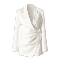 Printemps 2024 Niche Design plissé et torsadé blanc costume veste minceur taille à manches longues manteau pour les femmes