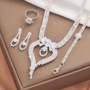 Exquisitos Conjuntos de Joyería Nupcial Chapados en Oro y Cobre Vintage con Collares, Pendientes, Pulseras y Accesorios de Diamantes de Imitación - Product Image 3