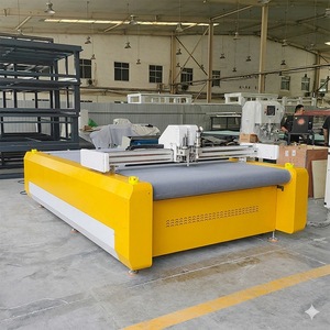 Équipement de découpe à couteau oscillant CNC pour les articles sportifs en fibre de carbone et les matériaux composites - Product Image 4