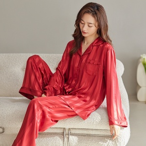 Ensemble de pyjama et robe d'intérieur en polyester léger et doux, jacquard à rayures verticales, en soie glacée, pour <span class=keywords><strong>femme</strong></span>, collection été, best-seller - Product Image 4