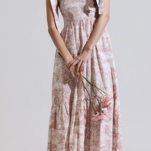 Robe d'été personnalisée à volants et smockée en tissu de coton imprimé maman et moi - Product Image 5