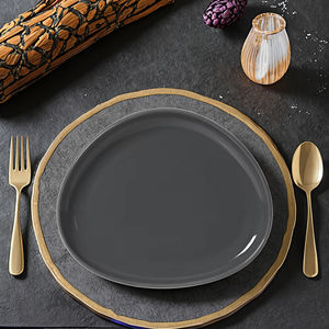 Plato triangular de cerámica esmaltada gris oscuro de gama alta Plato de comida sólida - Product Image 3