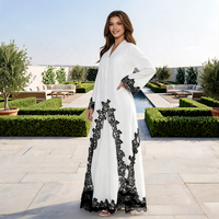 Abaya Modeste en Polyester à Col en V et Bordure en Dentelle Contraste Blanc et Noir, Longueur Cheville, Prête à l'Expédition, Collection Été 2026, Robe Musulmane de Dubaï
