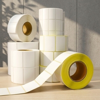 Rouleau d'étiquettes d'expédition thermiques directes personnalisées 4"x6" en glassine avec doublure jaune et blanche, autocollant code-barres étanche pour la logistique