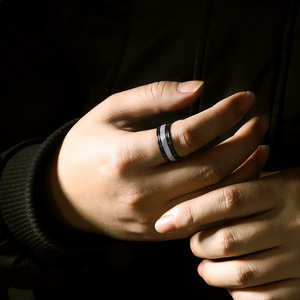 Nuevo Anillo Clásico <span class=keywords><strong>Lassa</strong></span> con Incrustaciones Geométricas de Acero Inoxidable y Titanio con Baño de Plata Negra para Hombres - Product Image 2