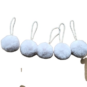 Nuevo Pompón Personalizado <span class=keywords><strong>de</strong></span> Piel Sintética <span class=keywords><strong>de</strong></span> Conejo con Banda Elástica Larga <span class=keywords><strong>de</strong></span> 3 cm (1.2 Pulgadas) para Manualidades, Sombreros, Decoración Navideña - Product Image 1