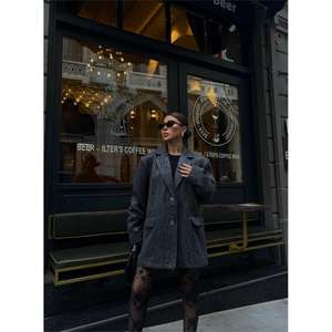 เสื้อเบลเซอร์ทรงบอยเฟรนด์สีเทาผ้าแคชเมียร์ปักลายทอแบบเรียบและลายพิมพ์ - Product Image 3