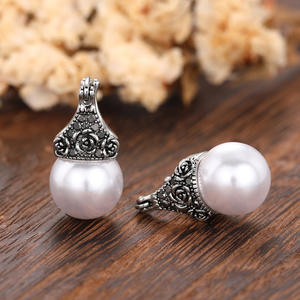 Orecchini a perno in argento antico E3753 con perle finte e montatura rotonda, gioielli vintage da donna per l'uso quotidiano - Product Image 6