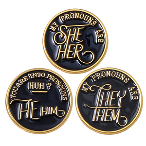 Nuova spilla in lega placcata con pronomi personalizzabili (Io, Lei, <span class=keywords><strong>Lui</strong></span>, Essi, Essi/esse) - Distintivo con lettera del genere - Product Image 1