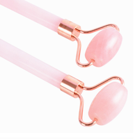 Vente en gros de rouleaux de massage faciaux sans bruit, rouleau de massage en quartz rose pour le visage et le corps