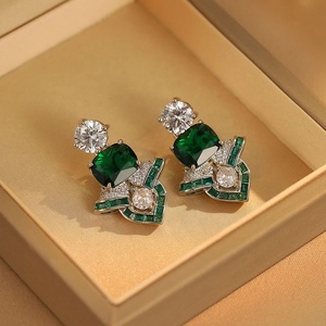 Pendientes de Esmeralda Retro de Alta Gama y Estilo Francés, Pendientes de Cena Personalizados de Estilo Chino Exagerado, para Regalos - Product Image 3
