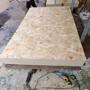 Panneau <span class=keywords><strong>OSB</strong></span> E1 EN300 18mm 4x8, panneau de construction en fibres orientées, pour <span class=keywords><strong>toiture</strong></span>, bardage mural, emballage, vente en gros - Product Image 1