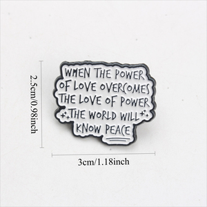 «QUAND le pouvoir de l'amour surmonte l'amour du pouvoir, le monde connaîtra la paix» Broche de citation Broche en métal noir blanc minimaliste - Product Image 4