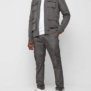 Pantalon cargo gris en nylon froissé coupe ample avec poches 3D, coupe-vent, style survêtement pour homme – Vente en gros - Product Image 2