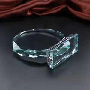 Guangzhou pas cher en gros trophée en cristal blanc récompense des trophées en verre de cristal personnalisés gravés au laser 3d pour cadeau d'affaires