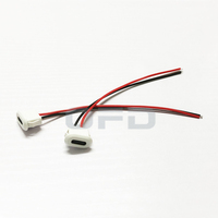 سلك شحن بيضاوي أبيض بطول حوالي 10 سم، موصل USB من النوع C بـ 2 سن، منفذ شحن بيضاوي مع سلك