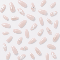 Faux ongles à presser forme cercueil moyenne, romantiques, minimalistes, élégants, blanc nacré, motif fleur cœur et strass