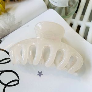 Nouvelle pince à cheveux géométrique en plastique de style européen et américain, élégante et simple, pince requin polie, accessoire <span class=keywords><strong>capillaire</strong></span> pour femme - Product Image 4