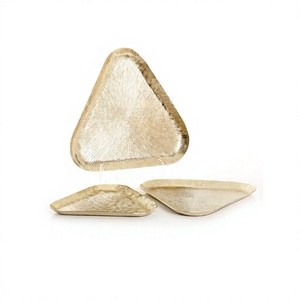 Ensemble de 3 plateaux de service à dessert en aluminium couleur or, forme triangulaire, à prix avantageux - Product Image 1