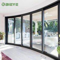 Porte coulissante en aluminium insonorisée bloquant le bruit extérieur, créant des environnements de vie calmes et confortables pour les familles