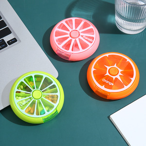 Boîte à médicaments ronde en ABS personnalisée à 7 compartiments avec un design de fruits sous-emballés rotatif à pression pour un usage en déplacement, un mini-tiroir, des cadeaux - Product Image 3