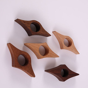 Portatelibro in legno di noce fatto <span class=keywords><strong>a</strong></span> <span class=keywords><strong>mano</strong></span> anello per il pollice per la lettura di Logo personalizzato <span class=keywords><strong>segnalibri</strong></span> di lettura in legno - Product Image 4