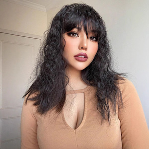 La <span class=keywords><strong>dame</strong></span> porte généralement une longue bande de cheveux tressée avec des extensions de cheveux supplémentaires et des pinces à cheveux supplémentaires. - Product Image 2