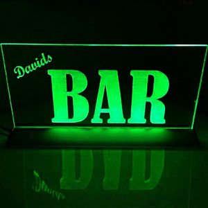 Enseigne LED en acrylique avec éclairage de bord lumineux, enseigne personnalisée illuminée pour la présentation de magasins et de marques - Product Image 1