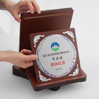 Plaque en bois pliable gravée sur mesure HBL avec médaille métallique incrustée pour la commémoration d'entreprise