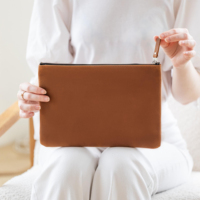 Pochette de maquillage simple à fermeture éclair, grande capacité, en cuir PU avec logo personnalisé et lettres brodées